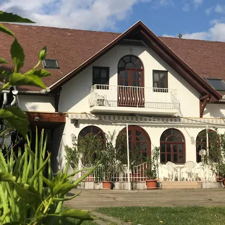 Bed & Breakfast Feher Hattyu Fogado